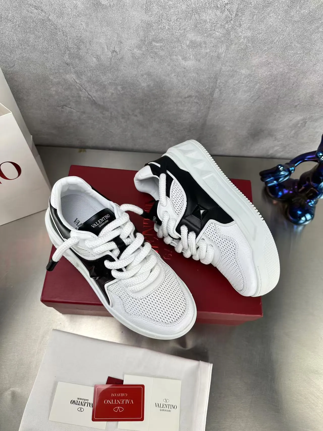👟👟Ex-factory price 640👟👟 🔺Valentino🔺Valentino new casual shoes 2023 latest model hot style for catwalk couples, thick shoelaces, the same style as Elsa Hosk, Zhang Yixing, Guan Xiaotong and many other stars 🔥 Top version + lasting process, full oil edge on the upper. Fabric: Customized cowhide + cowhide lining with breathable mesh. Outsole: original molded TPU thickened outsole. Size for women is 35-40. Men’s size is 39-45.